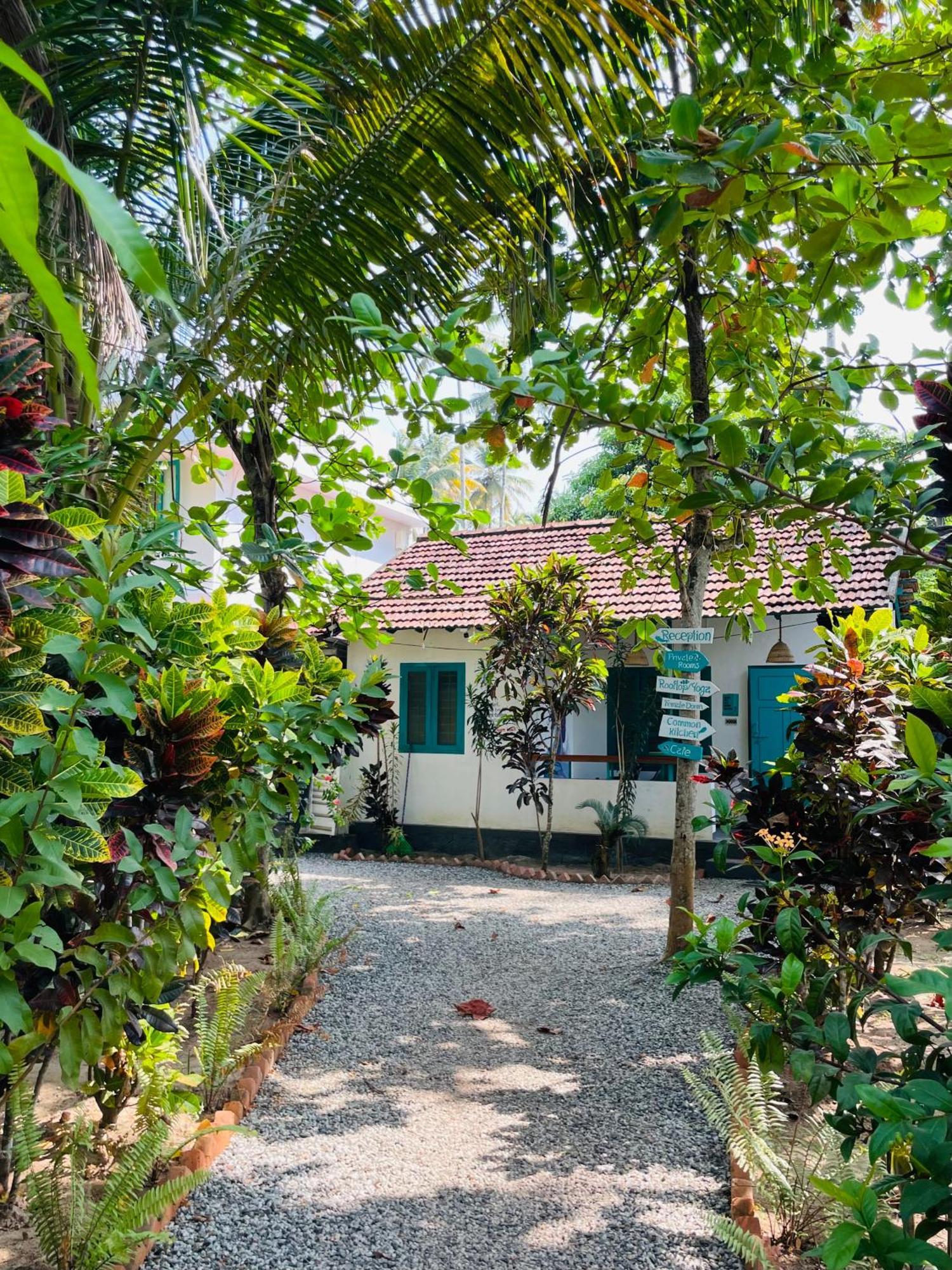 Cliff & Coral Hostel Varkala Bagian luar foto